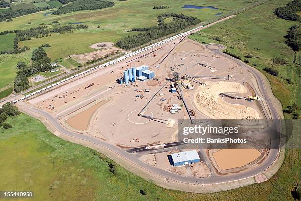 wisconsin frac sand processing facility - silicaat stockfoto's en -beelden