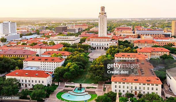 university of texas, austin campus (ut) bei sonnenuntergang luftaufnahme - campus stock-fotos und bilder