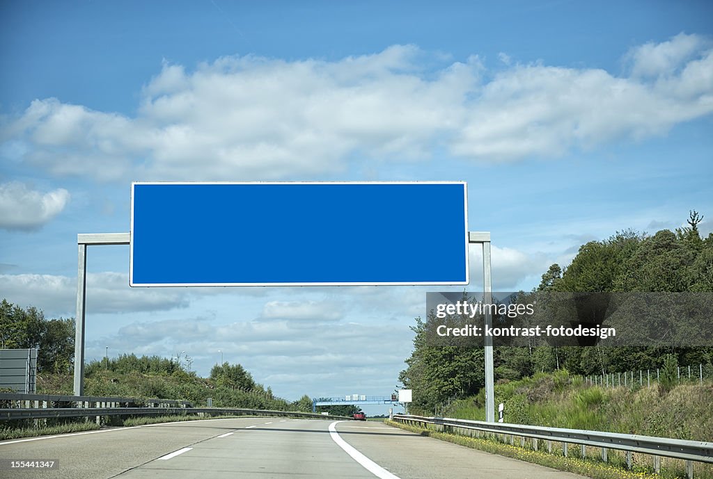 Deutsche Autobahn unter Wolkengebilde