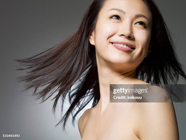 donna di capelli neri giri - caratteristica della pelle foto e immagini stock