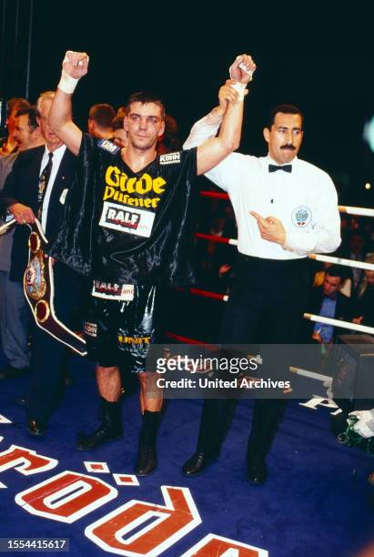 Ralf Rocchigiani, deutscher Boxer, Bruder von Graciano Rocchigiani, am 13. Dezember 1996 in Hannover, Sieger im Kampf gegen Stefan Angehrn,...