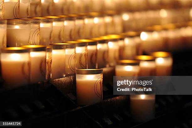 bougies-xl - veillée commémorative photos et images de collection