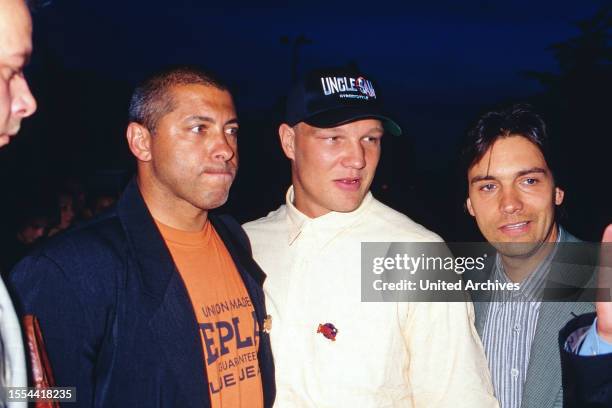 Jimmy Hartwig, ehemaliger Fussballspieler, Boxer Axel Schulz und PR Manager David Rienau, circa 1995.