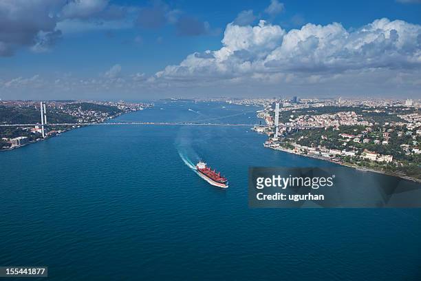istanbul bosphorus bridge - bosporus shipping trade stockfoto's en -beelden