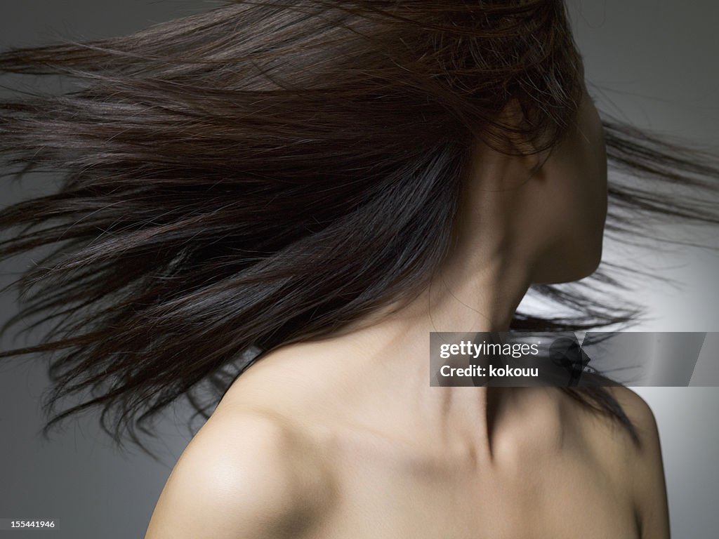 Mulher de Cabelo Preto com que parece de trás