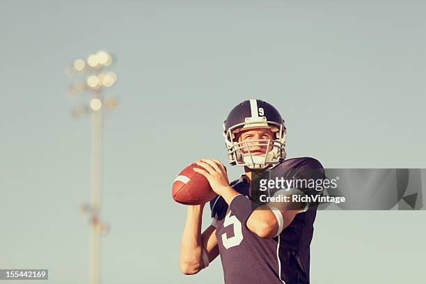 quarterback - quarterback stock-fotos und bilder