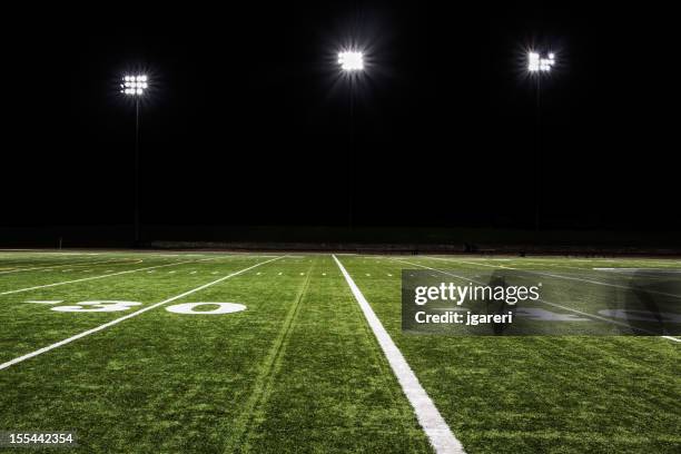 campo da football americano di notte - campo da football americano foto e immagini stock