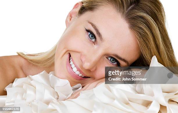 schöne frau festlegung - silk pillow stock-fotos und bilder