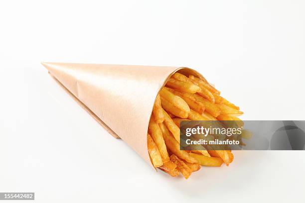 pommes frites im papier hütchen - french fries white background stock-fotos und bilder