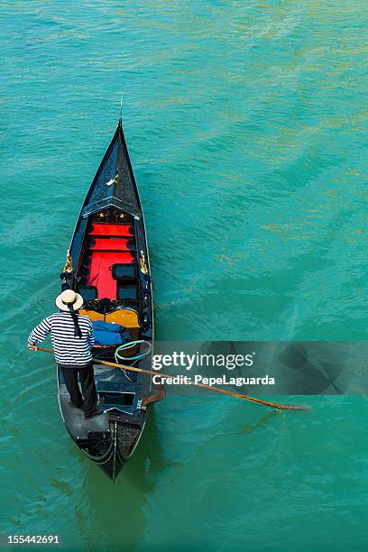 tipica gondola a venezia-italia - gondola foto e immagini stock