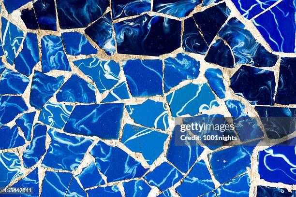 mosaico de tejas roto - antoni gaudí fotografías e imágenes de stock