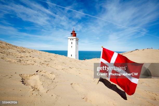 dänische flagge und rubjerg knude lighthouse - danish flag stock-fotos und bilder