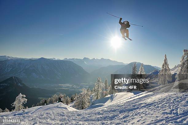 extremsport freestyle ski jump panorama - big air stock-fotos und bilder