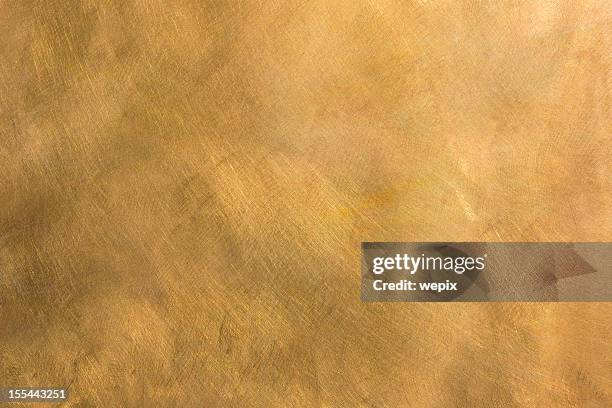 abstrakte messingfarbenes metall-teller strukturierten hintergrund xxl - gold background stock-fotos und bilder