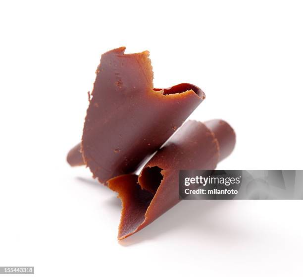 schokoladen-curls, isoliert auf weiss - chocolate chunks stock-fotos und bilder