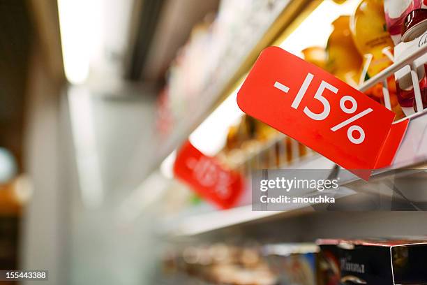 dairy ermäßigung im supermarkt - bargain hunting stock-fotos und bilder