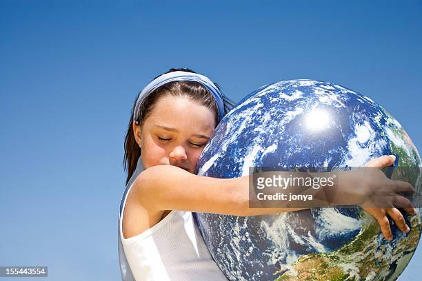 liebevoll der welt - people holding hands around globe stock-fotos und bilder