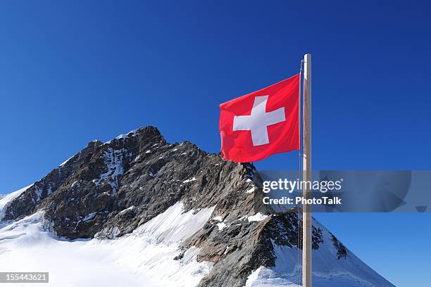 schweizer flagge und jungfrau berggipfel-xxxxxlarge - schweizer flagge stock-fotos und bilder