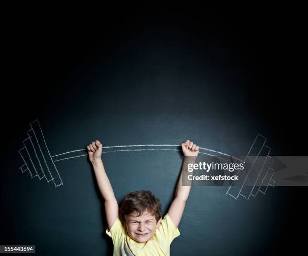 kleine junge gewicht lifter - young kid and barbell stock-fotos und bilder