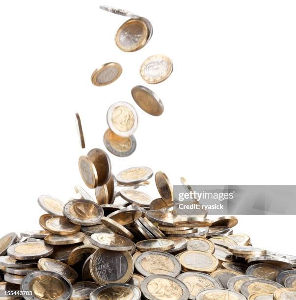 mouvement de tomber sur un tas de pièces de monnaie euro sur blanc - pièce de monnaie photos et images de collection