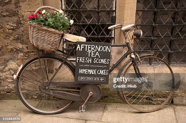 alten fahrrad - english tea stock-fotos und bilder