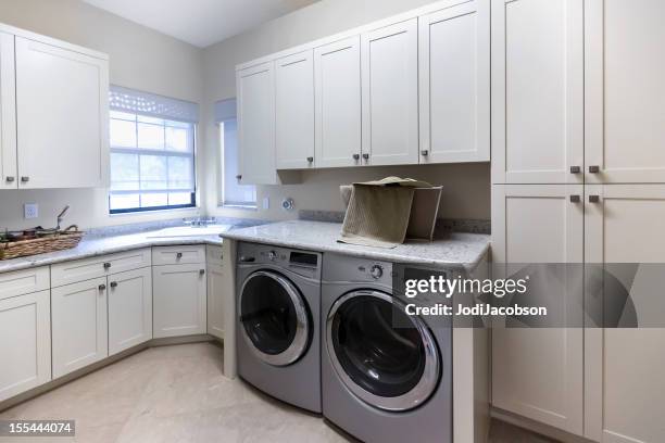architektur: maßgefertigte integrierte wäscherei - hauswirtschaftsraum stock-fotos und bilder