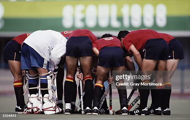 THE SPANISH FIELD HOCKEY TEAM HUDDLE ON THE FIELD DURING A TEAM TALK DURING THEIR MATCH AGAINST PAKISTAN AT THE 1988 SEOUL SUMMER OLYMPICS. PAKISTAN...