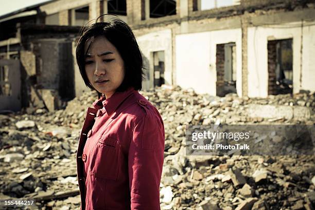ホームレスの女性-xl - 廃墟　日本 ストックフォトと画像