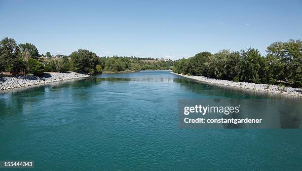 middle of the beautiful bow river calgary alberta - bow river stockfoto's en -beelden