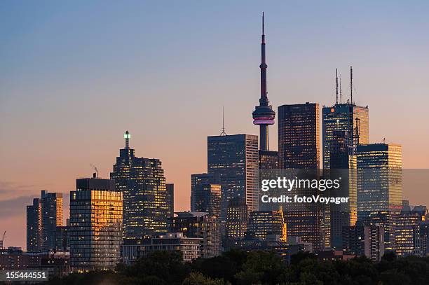 sonnenuntergang wolkenkratzer skyline der innenstadt von toronto - toronto stock-fotos und bilder