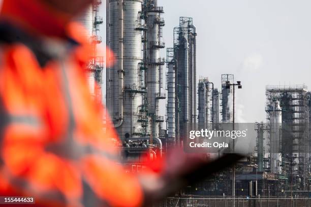 petrochemischen industrie kontrollinspektoren - chemikalien stock-fotos und bilder