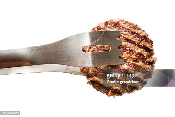 hamburger patty, isoliert auf weiss - vom holzkohlengrill stock-fotos und bilder