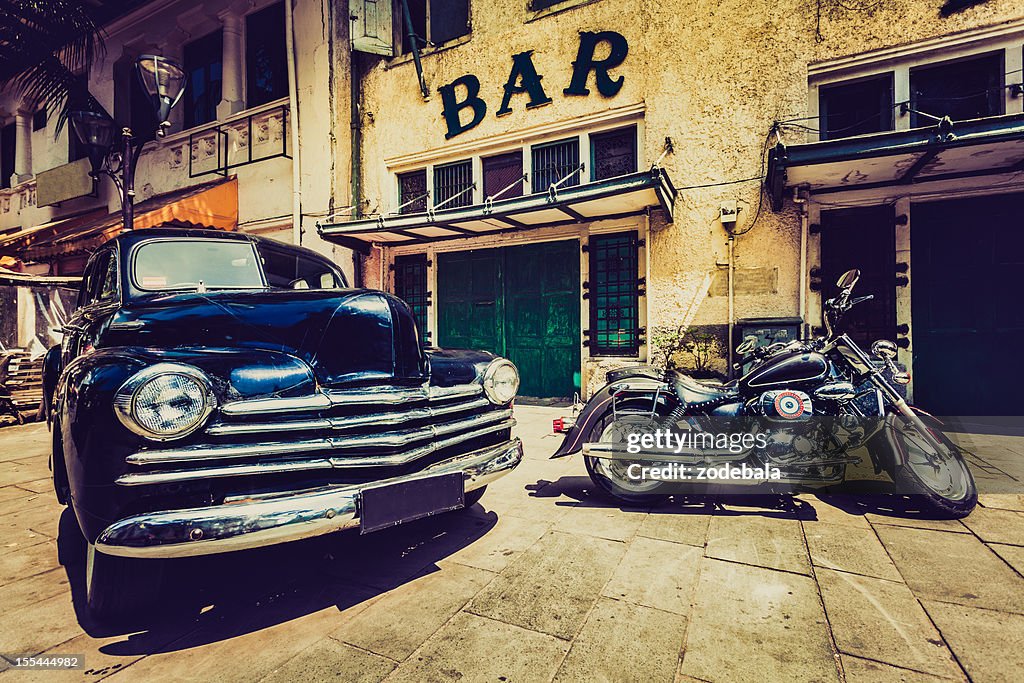 Vintage voiture (Chevrolet) et Pilote de moto de Jakarta, en Indonésie