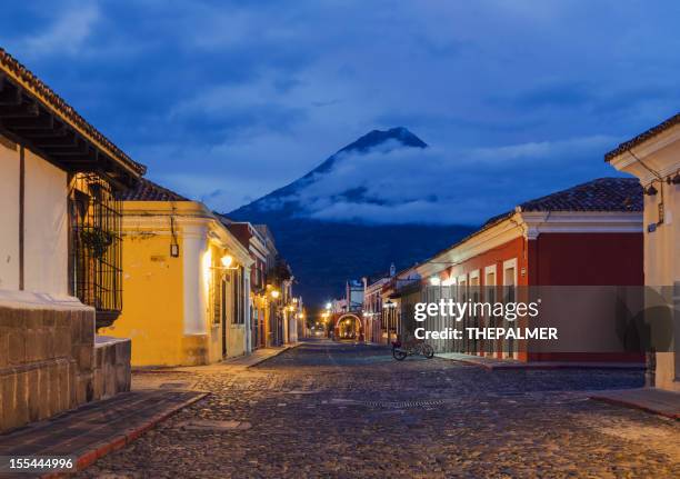 kopfsteinpflaster street in antigua guatemal - antigua guatemala stock-fotos und bilder