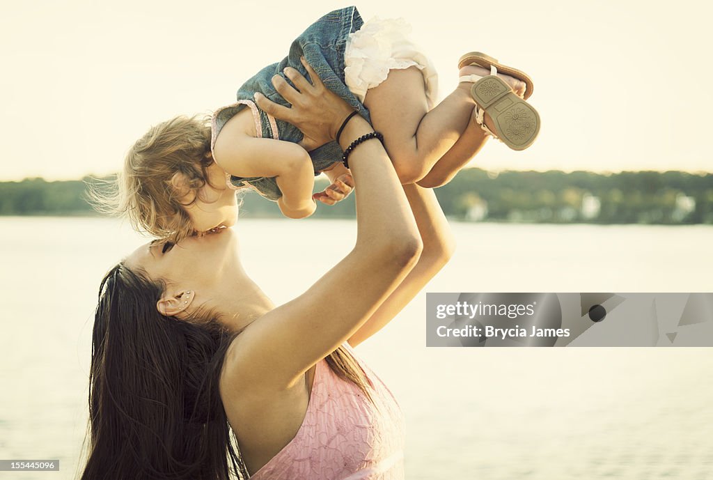 Mutter und Tochter Liebe und Küsse