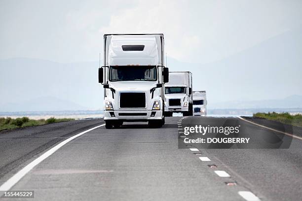 trucking industry - dividing line road marking stockfoto's en -beelden