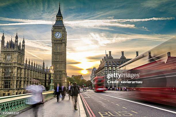 london on the move - london buses stockfoto's en -beelden