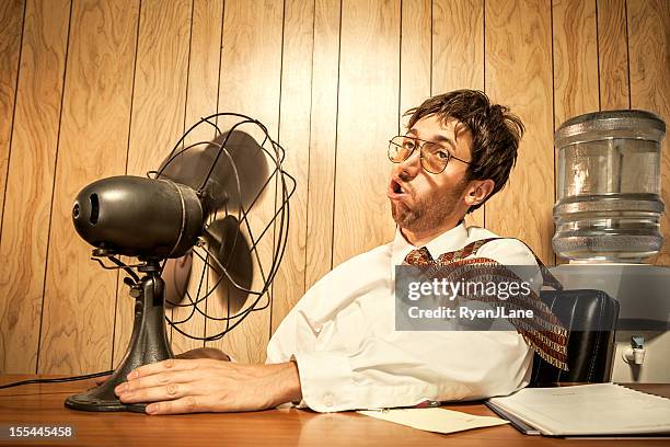 un hombre de negocios en oficina con ventilador - boredom man fotografías e imágenes de stock