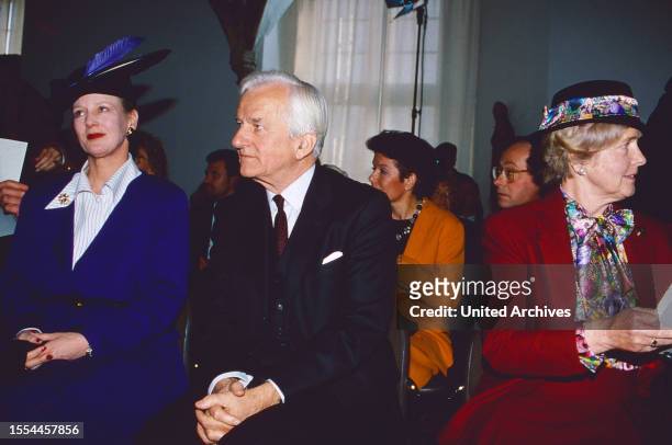 Margrethe II. Von Dänemark und Bundespräsident Richard von Weizsäcker mit Ehefrau Marianne beim Besuch der Königin in Kiel, Deutschland um 1992.