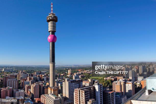 hillbrow tower paesaggio urbano - johannesburg foto e immagini stock