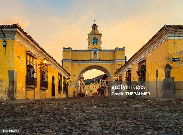 santa catalina arch in antigua downtown - guatemala bildbanksfoton och bilder