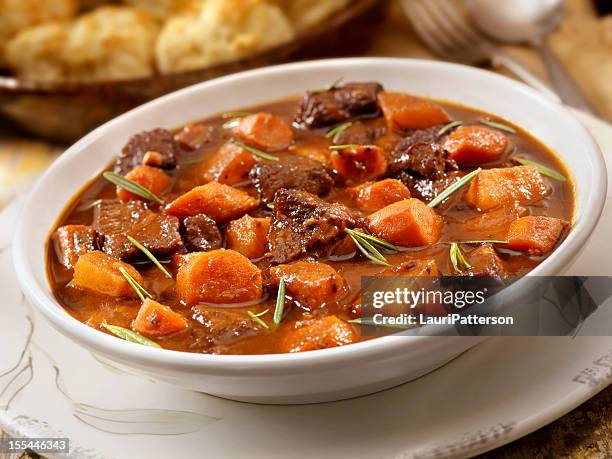 irish stew with biscuits - kalfsvlees stockfoto's en -beelden