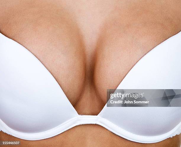 femme portant un soutien-gorge - femme décolleté photos et images de collection