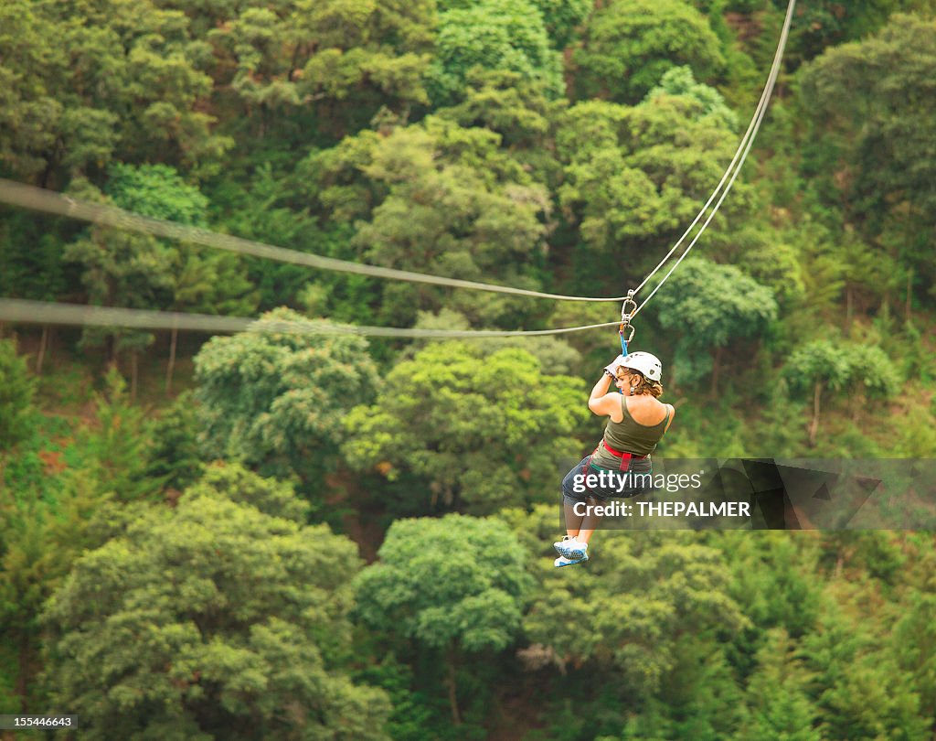 Mujer en un hotel Canopy Tour en Guatemala