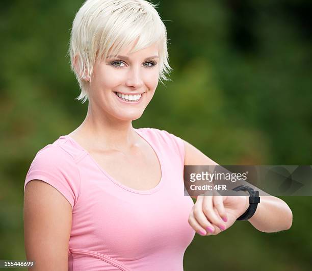 beautiful woman in sport outfit checking her time (xxxl) - groene ogen stockfoto's en -beelden