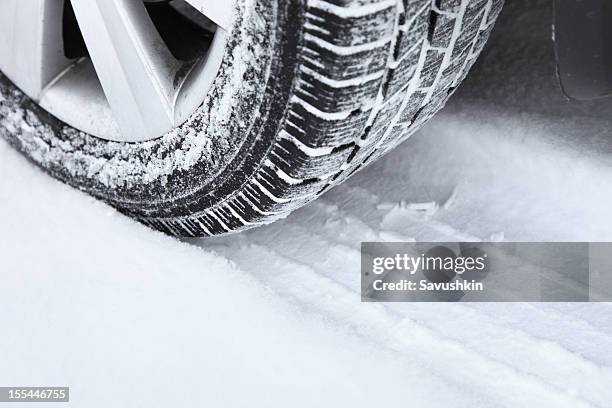 winter tire - bilar i snö bildbanksfoton och bilder
