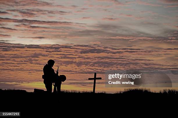 veterans' day soldier - soldier praying stockfoto's en -beelden