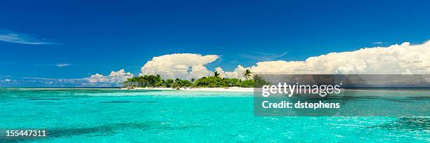 isla tropical, vista panorámica - vista de la tierra fotografías e imágenes de stock