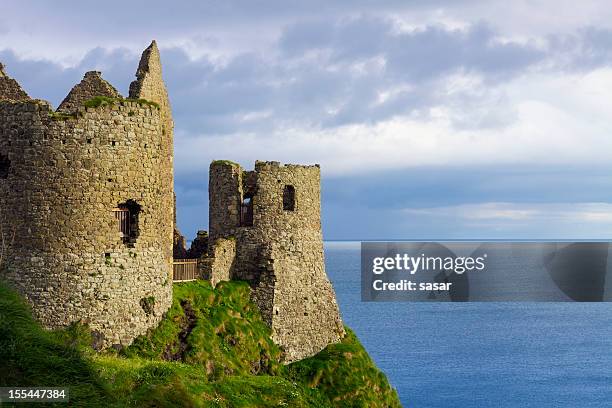 castillo de dunluce - ruined fotografías e imágenes de stock