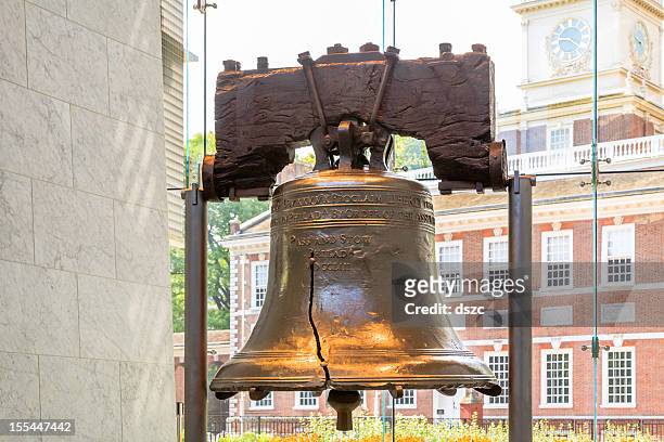 liberty bell with independence hall in background - pennsylvania stockfoto's en -beelden